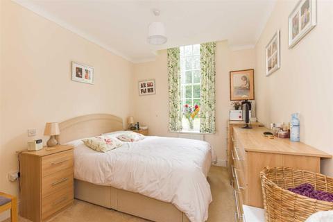 6, Hunter Court Sandy Mead, Epsom, KT19 7NG