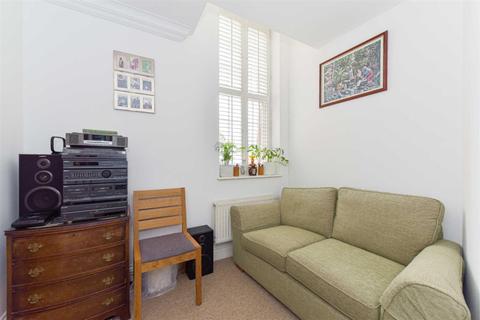 6, Hunter Court Sandy Mead, Epsom, KT19 7NG