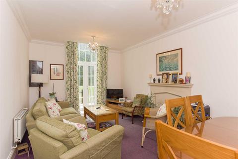 6, Hunter Court Sandy Mead, Epsom, KT19 7NG