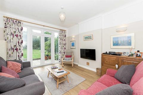 124 Chapel Way, Epsom, KT18 5SY