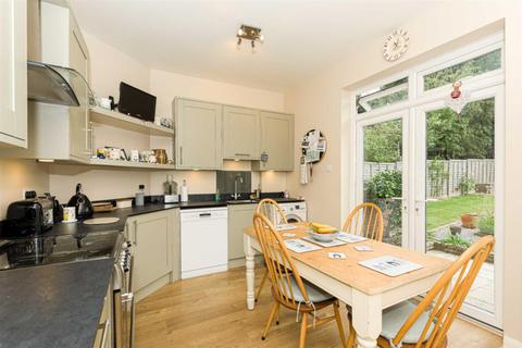 124 Chapel Way, Epsom, KT18 5SY