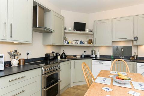 124 Chapel Way, Epsom, KT18 5SY