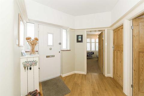124 Chapel Way, Epsom, KT18 5SY