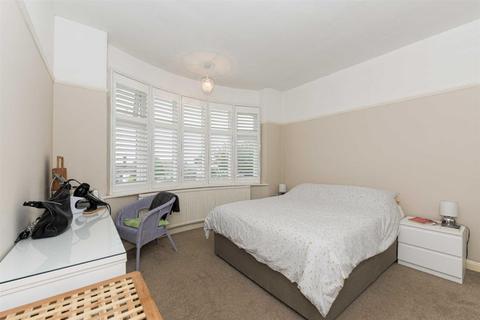 124 Chapel Way, Epsom, KT18 5SY