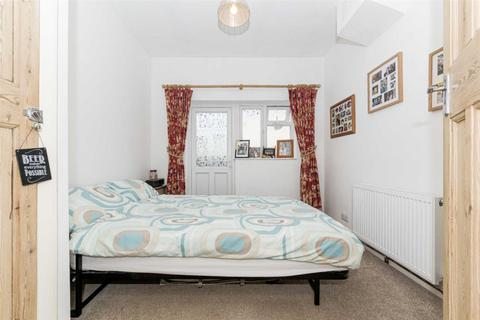 124 Chapel Way, Epsom, KT18 5SY