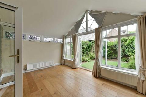 13 Medina Square, Epsom, KT19 7NS
