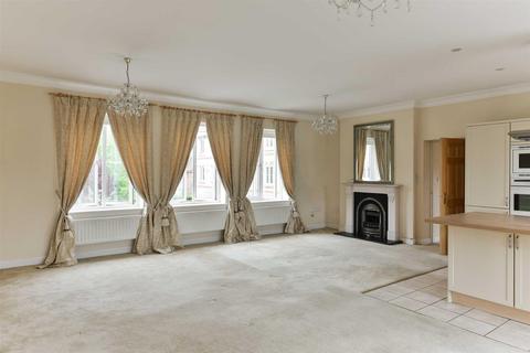 13 Medina Square, Epsom, KT19 7NS