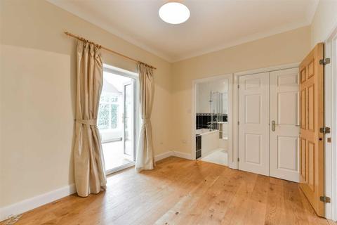 13 Medina Square, Epsom, KT19 7NS