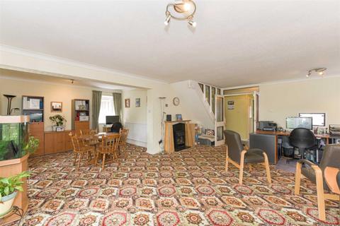 14 Hillcrest Close, Epsom, KT18 5JY