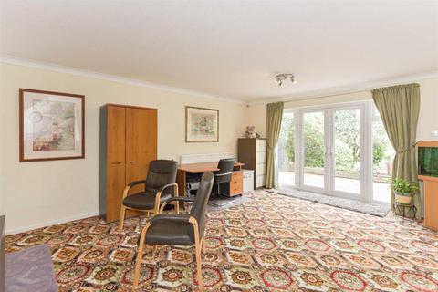 14 Hillcrest Close, Epsom, KT18 5JY