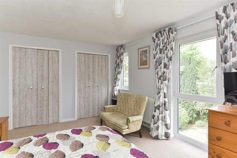 14 Hillcrest Close, Epsom, KT18 5JY