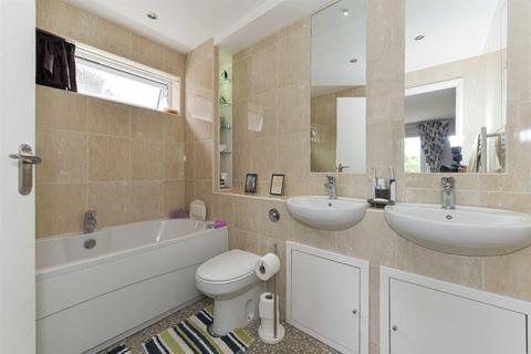 14 Hillcrest Close, Epsom, KT18 5JY