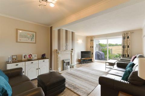 10 Langley Close, Epsom, KT18 6HG