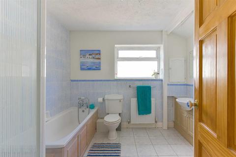 10 Langley Close, Epsom, KT18 6HG