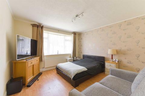 10 Langley Close, Epsom, KT18 6HG