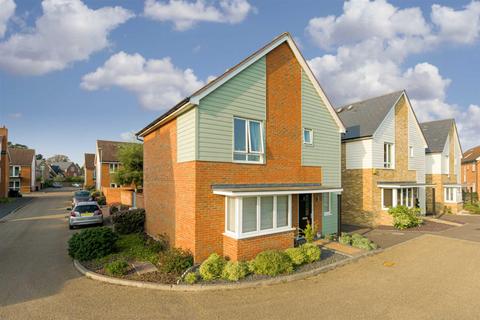 1 Holly Close, Epsom, KT19 8FQ