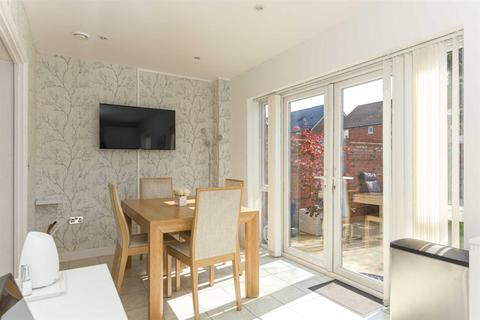 1 Holly Close, Epsom, KT19 8FQ