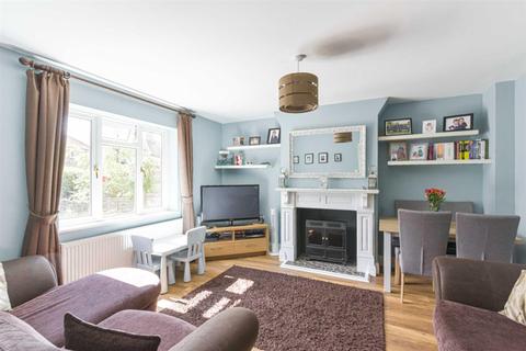 4a Tichmarsh, Epsom, KT19 8TD