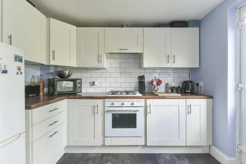 4a Tichmarsh, Epsom, KT19 8TD