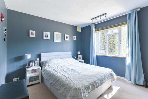 4a Tichmarsh, Epsom, KT19 8TD