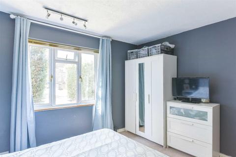 4a Tichmarsh, Epsom, KT19 8TD