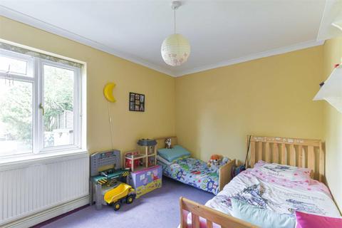4a Tichmarsh, Epsom, KT19 8TD