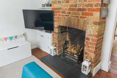 17 Beaconsfield Place, Epsom, KT17 4BD