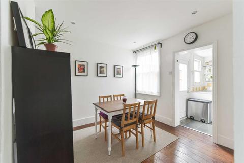 17 Beaconsfield Place, Epsom, KT17 4BD
