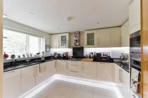 12 Oak Glade, Epsom, KT19 8ND