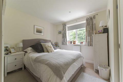 12 Oak Glade, Epsom, KT19 8ND