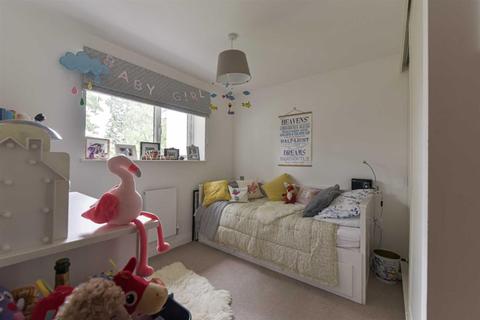 12 Oak Glade, Epsom, KT19 8ND