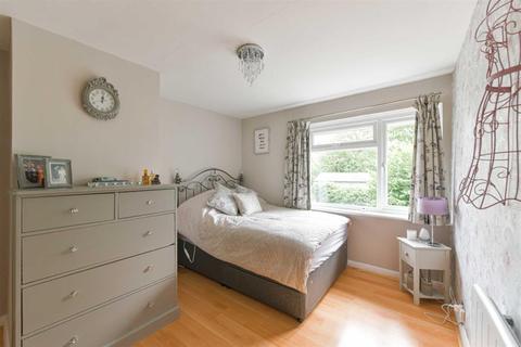 2 Marshalls Close, Epsom, KT19 8HZ