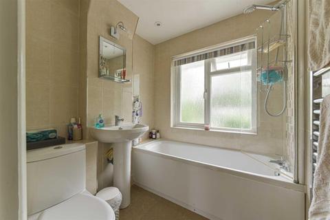 2 Marshalls Close, Epsom, KT19 8HZ