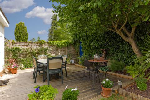 2 Marshalls Close, Epsom, KT19 8HZ