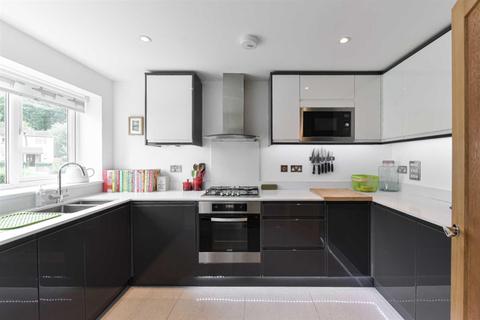7 Oak Glade, Epsom, KT19 8ND