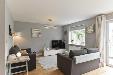 7 Oak Glade, Epsom, KT19 8ND