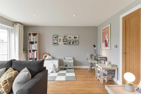 7 Oak Glade, Epsom, KT19 8ND