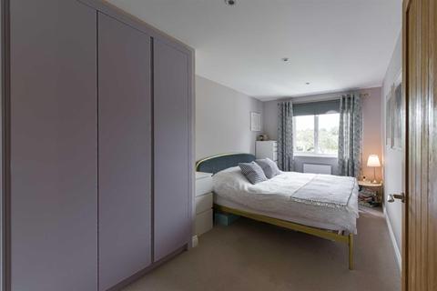 7 Oak Glade, Epsom, KT19 8ND