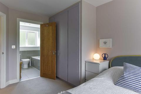 7 Oak Glade, Epsom, KT19 8ND