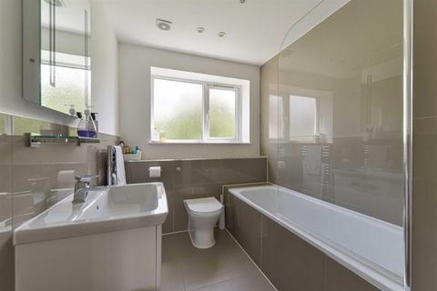 7 Oak Glade, Epsom, KT19 8ND