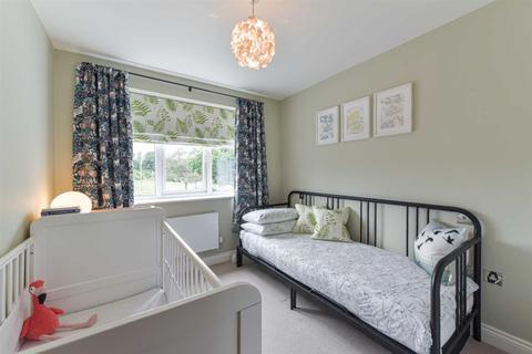 7 Oak Glade, Epsom, KT19 8ND