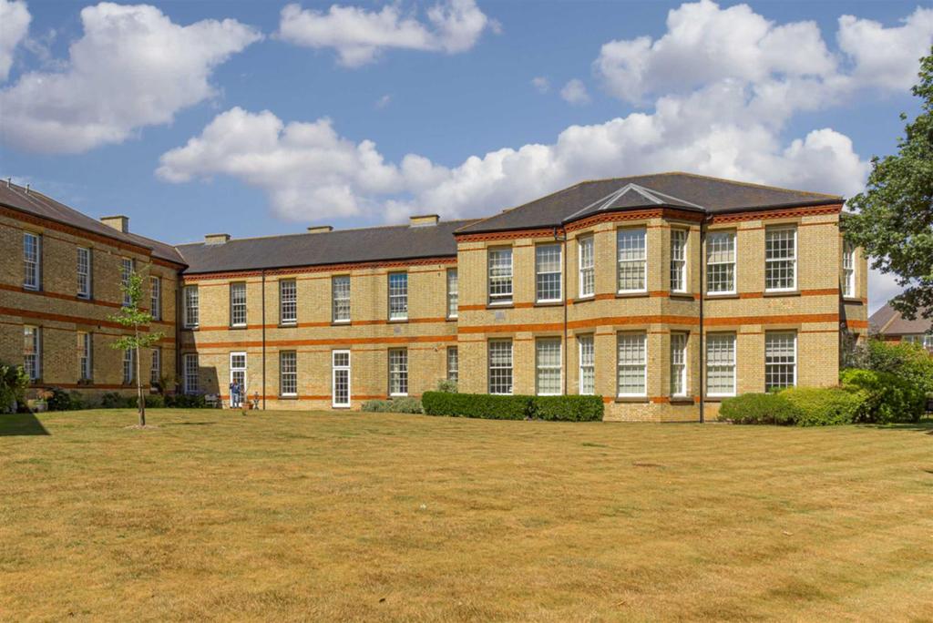 Livingstone Park, Epsom 1 bed flat £300,000