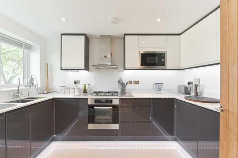 3 Oak Glade, Epsom, KT19 8ND