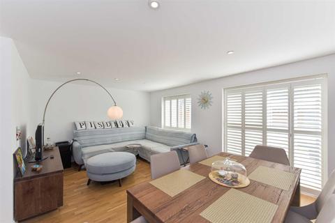 3 Oak Glade, Epsom, KT19 8ND