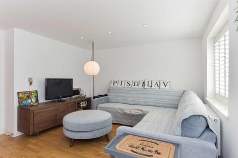 3 Oak Glade, Epsom, KT19 8ND