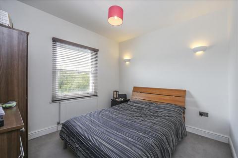 2 bedroom flat to rent, East Hill, Wandsworth, London, SW18