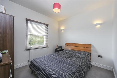 2 bedroom flat to rent, East Hill, Wandsworth, London, SW18