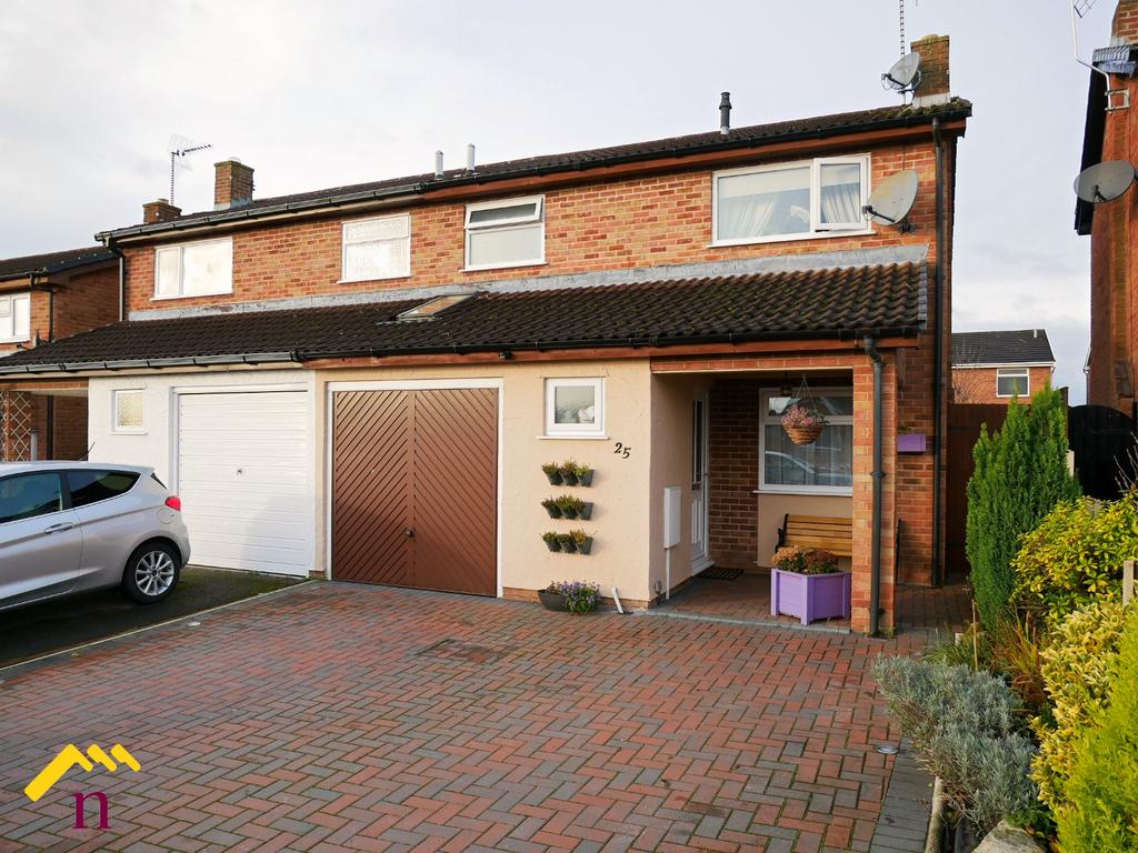 Northleigh Grove, Rhosddu, Wrexham, LL11 3 bed semidetached house £190,000