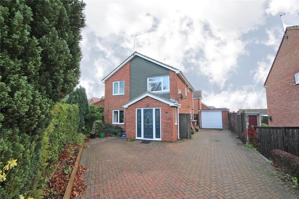 Broom Grove, Knebworth 4 bed detached house £625,000