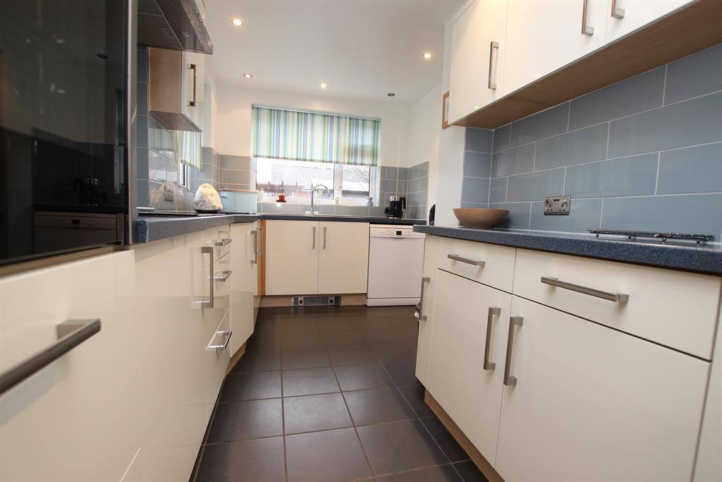 Feniscliffe Drive, Blackburn, BB2 2UF 4 bed semidetached house £210,000